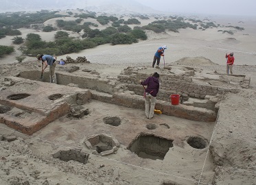 Professor Edward Swenson's class at an excavation in Huaca Colorado